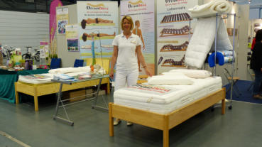 Susann Schaller präsentiert die Dorn Matratze auf der Gesundheitsemesse Hof 2103